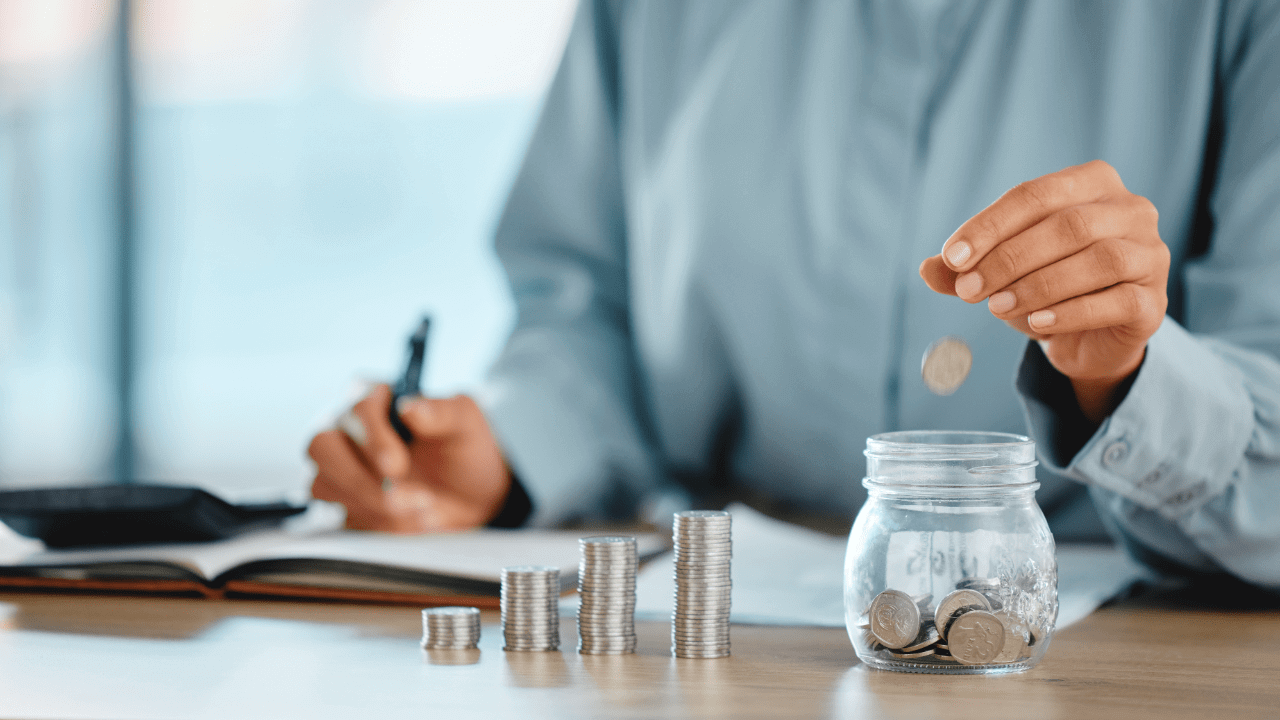 What are the advantages of currency investment?