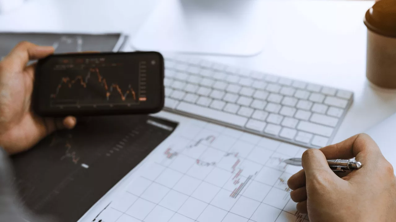 Leverage and orders in digital markets